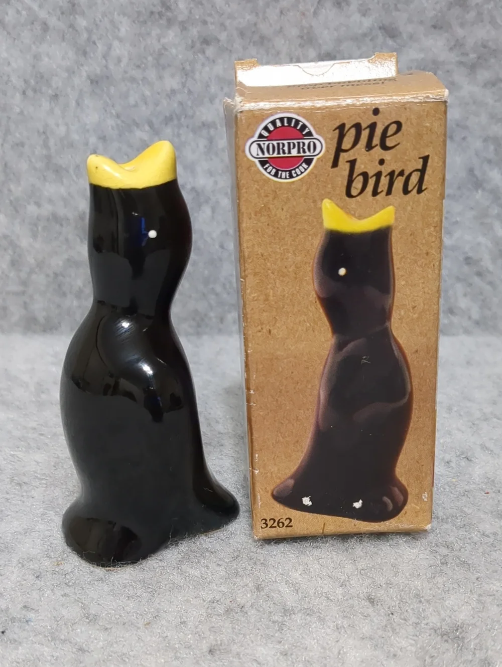 Vintage NORPRO Pie Bird Black Yellow Beak Pie Vent Classic Ceramic 4